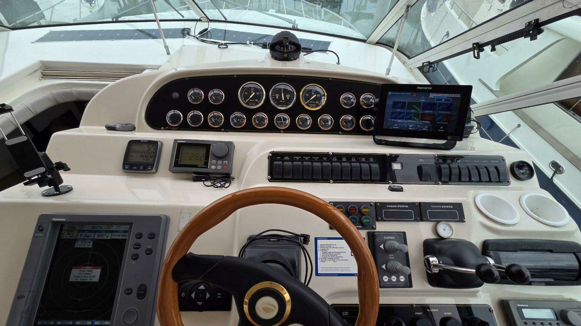 2000 Cruisers Yachts 4450 Express Motor Yacht - Image 23