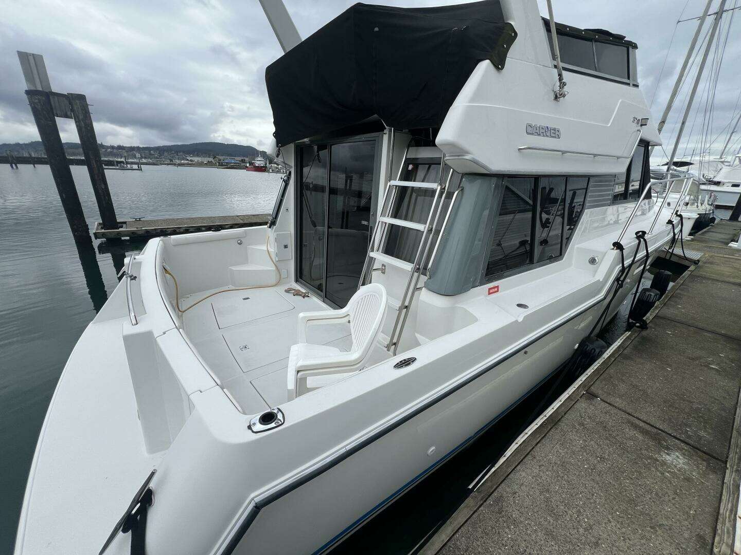 1994 Carver 370 Voyager - Image 3