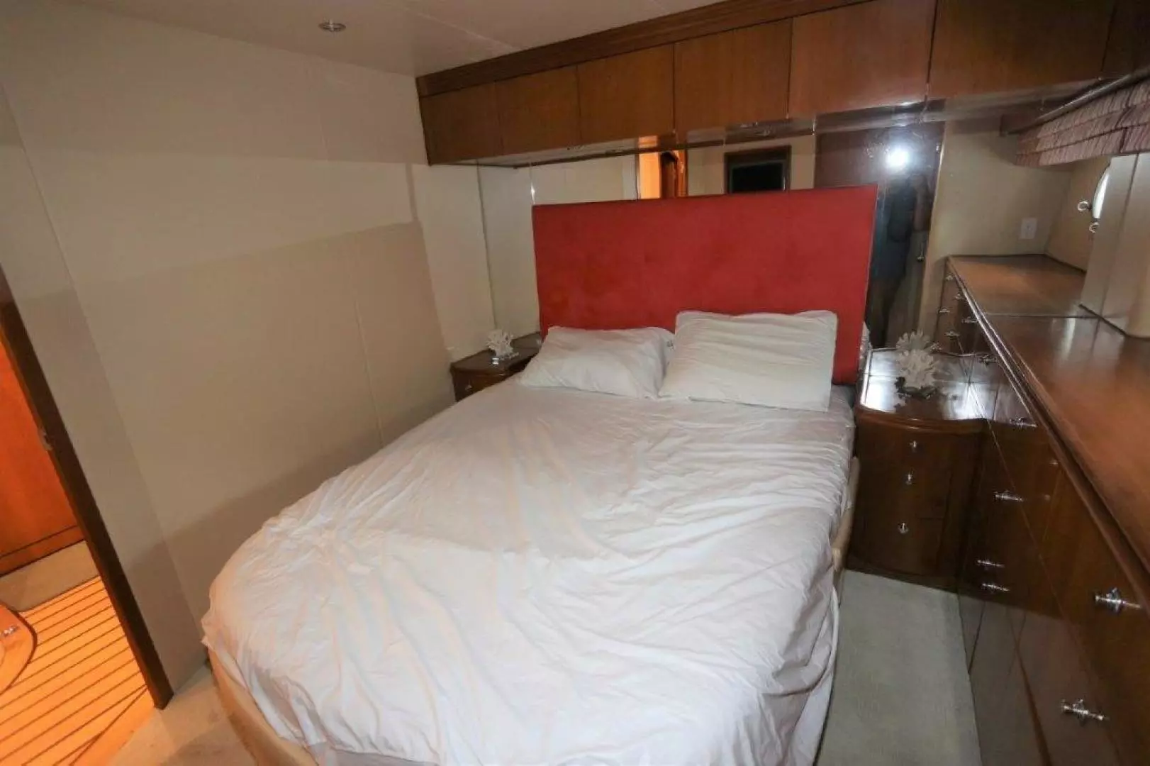2006 Hatteras 80 - Image 29