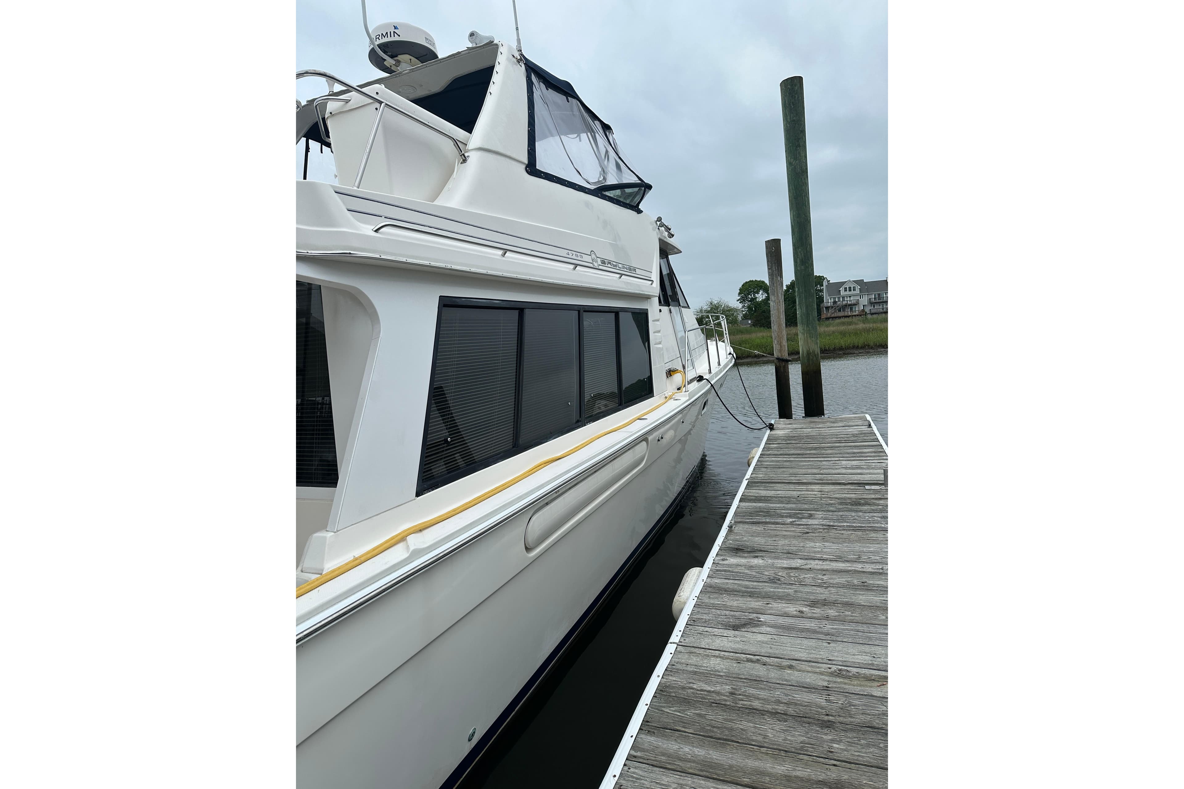 1999 Bayliner 4788 Pilot House Motoryacht docked at a marina.