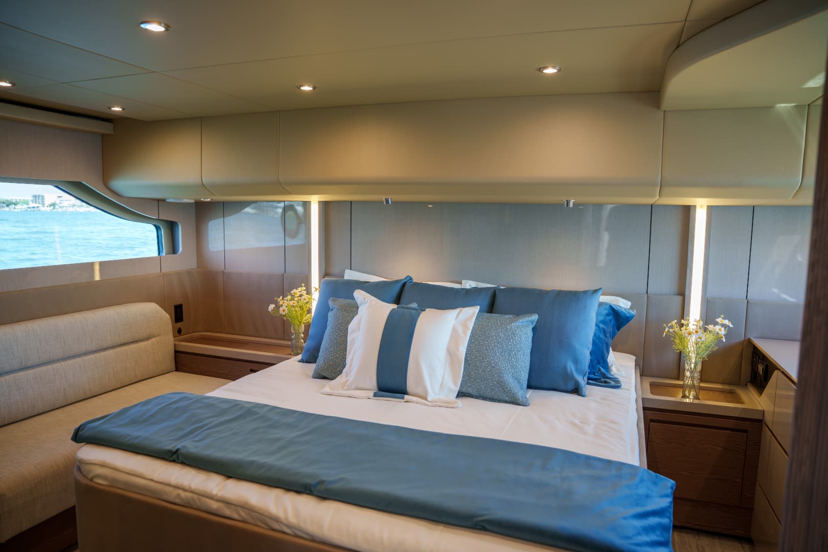 2026 Cruisers Yachts 50 FLY - Image 7