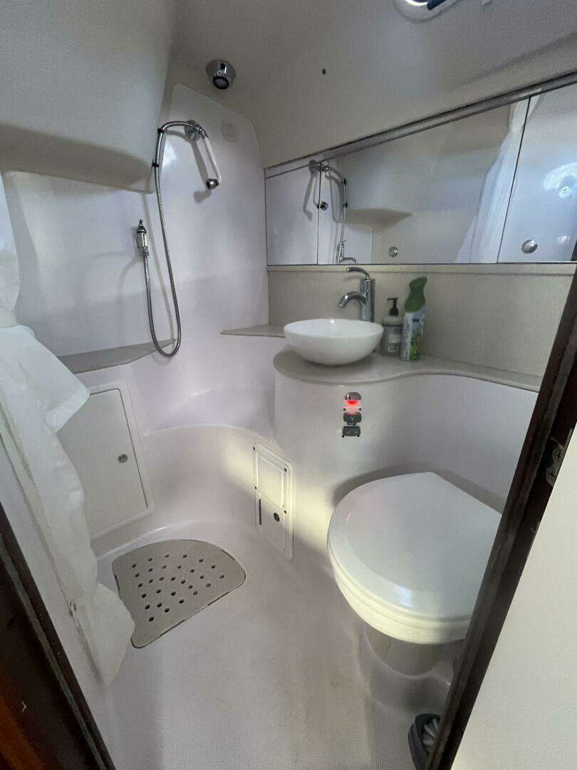 2017 Catalina 355 - Image 41