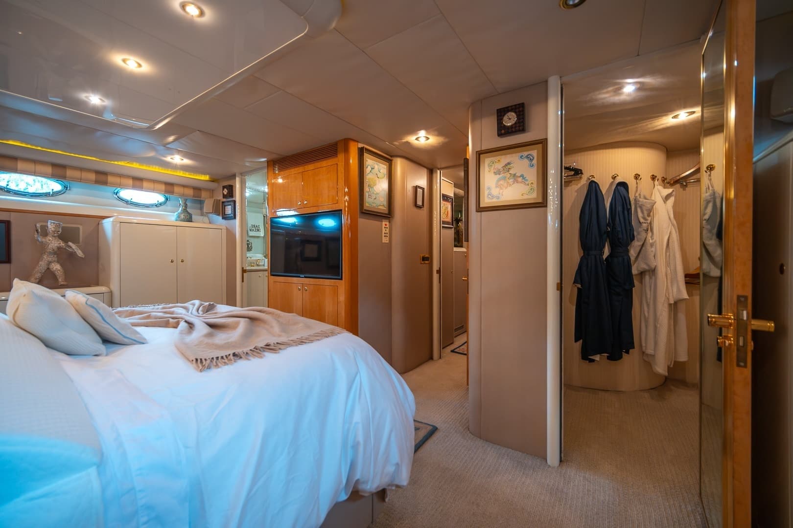 2000 Lazzara Yachts 76 Skylounge - Image 21