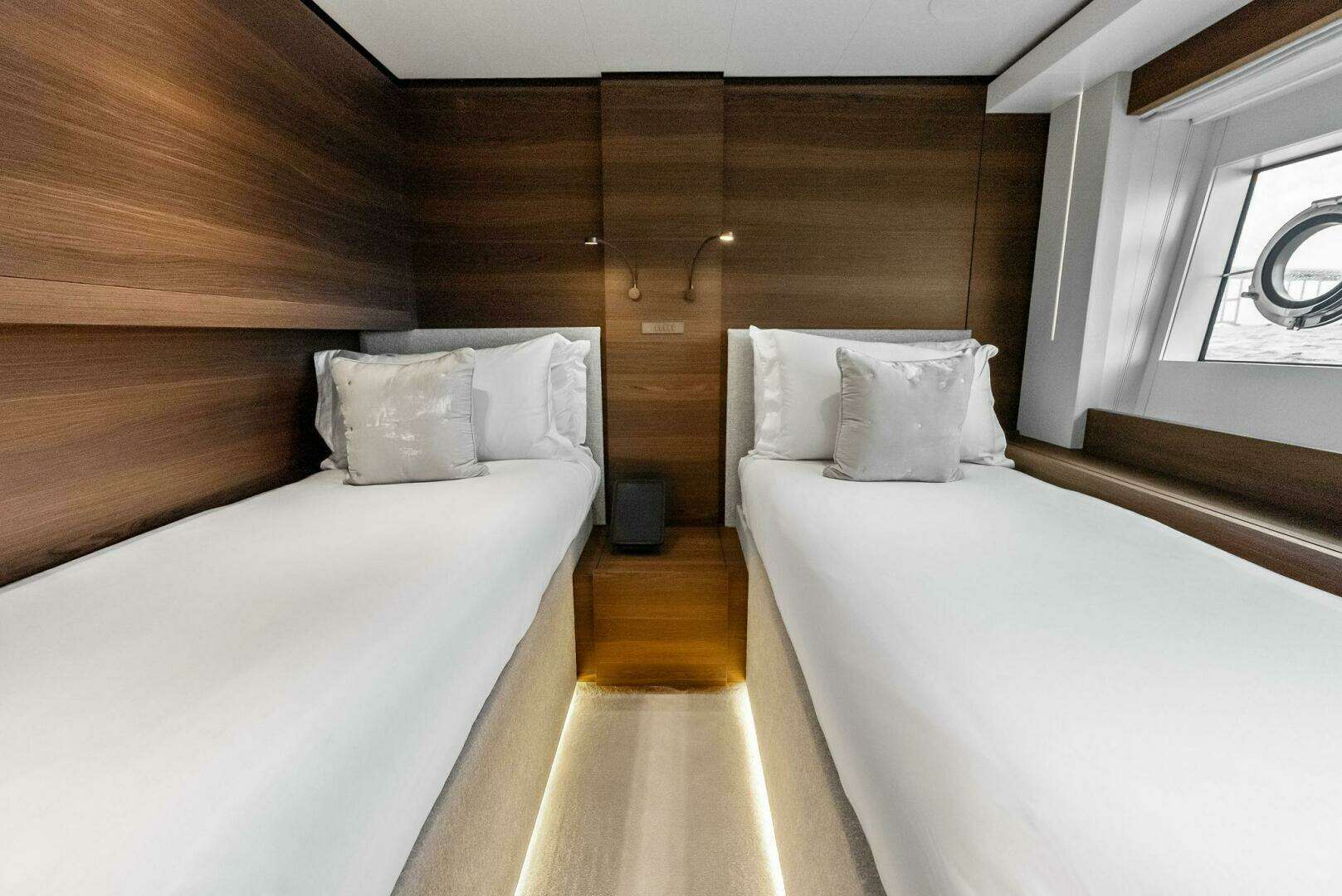 2023 Custom Line 33 Navetta - Image 93