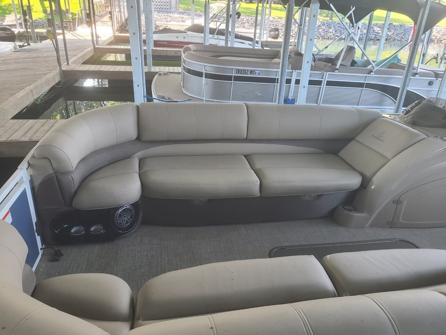2018 Tracker REGENCY 254 LE3 - Image 2