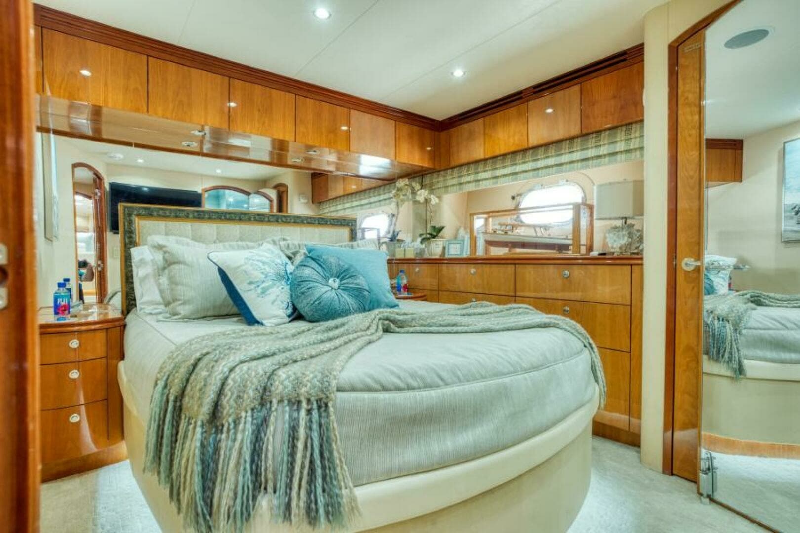 2007 Hatteras 80 Enclosed Bridge - Image 35