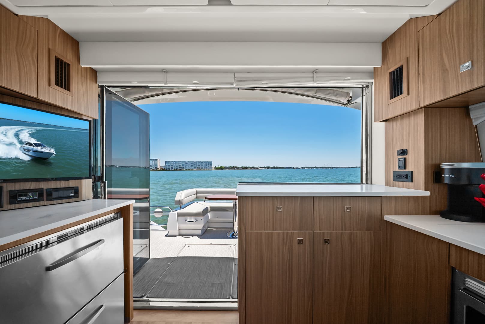 2025 Cruisers Yachts 50 Cantius - Image 32
