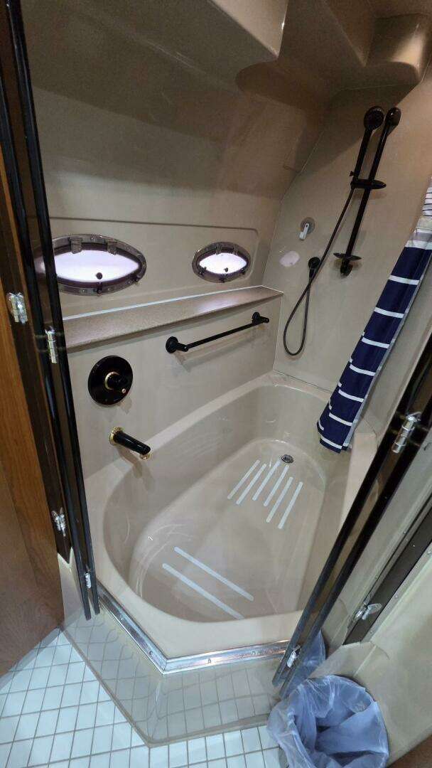 2000 Cruisers Yachts 4450 Express Motor Yacht - Image 59