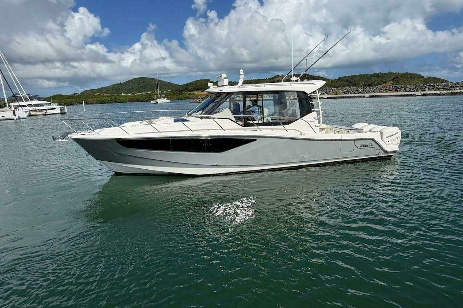 2021 Boston Whaler 405 Conquest - Image 11