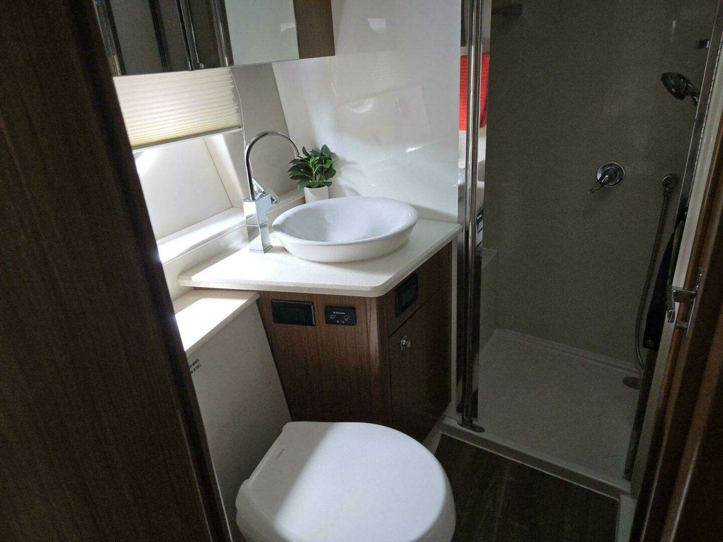 2016 Cruisers Yachts Cantius - Image 36