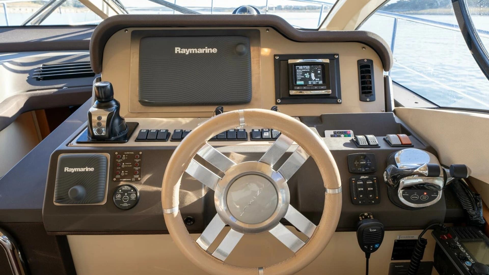 2013 Azimut 40 Flybridge - Image 13