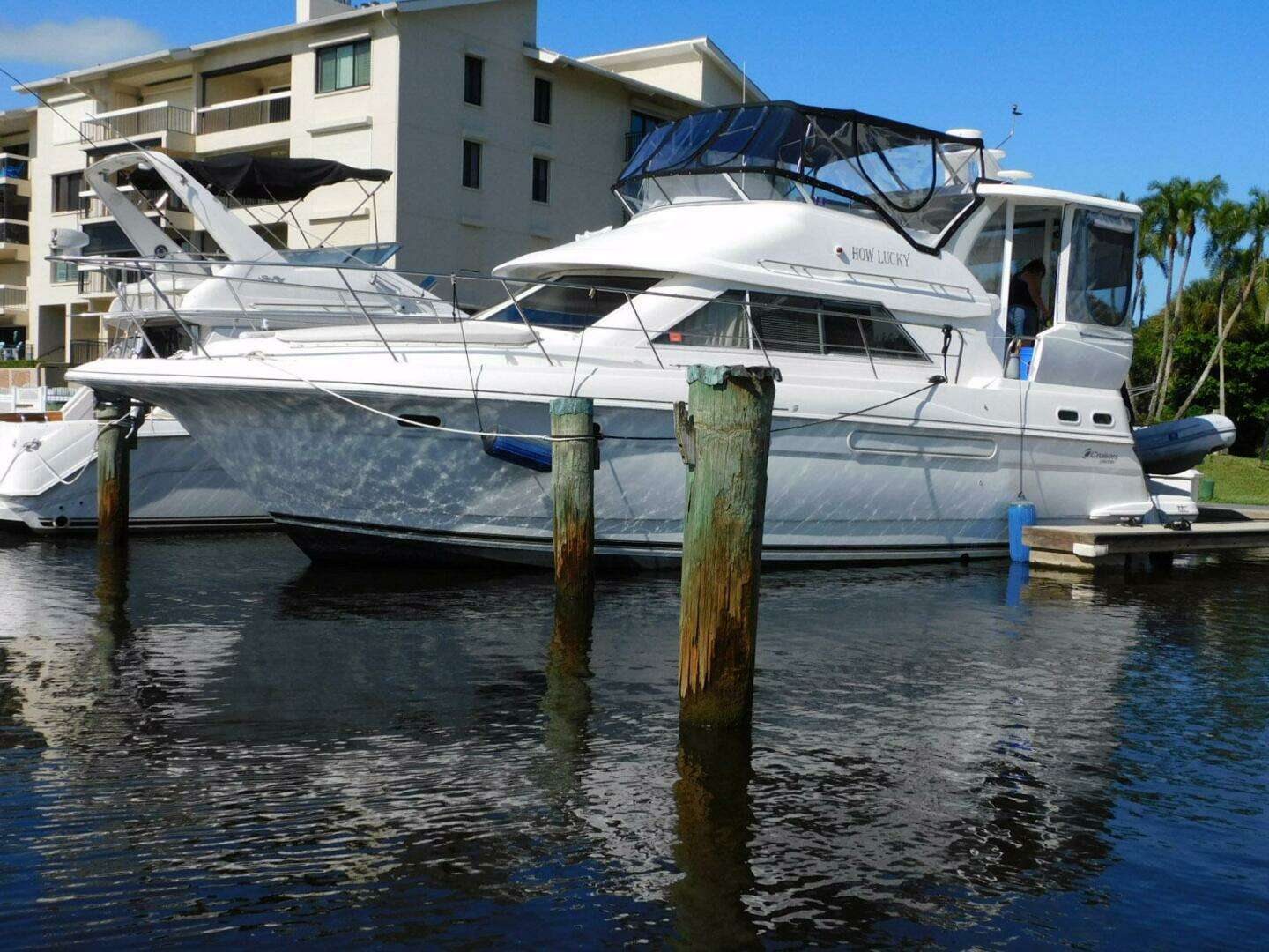 2003 Cruisers Yachts 3750 Motoryacht - Image 2