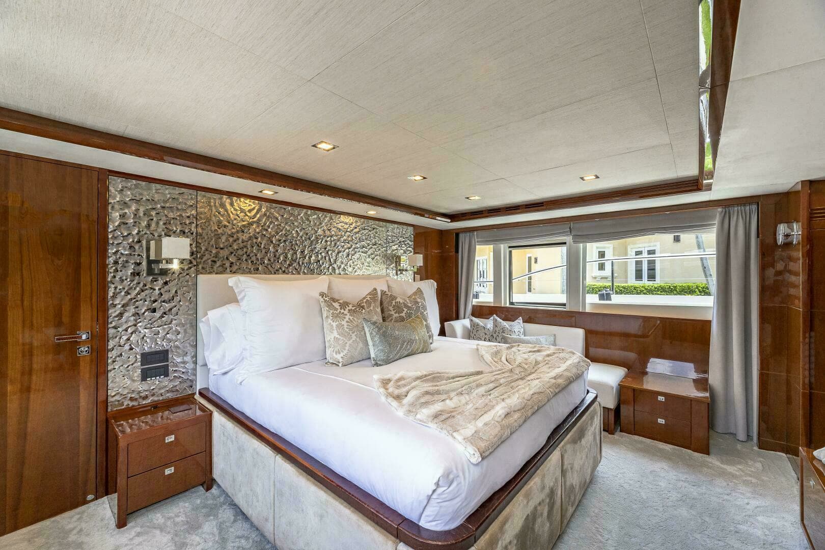 2012 Princess 32M - Image 18