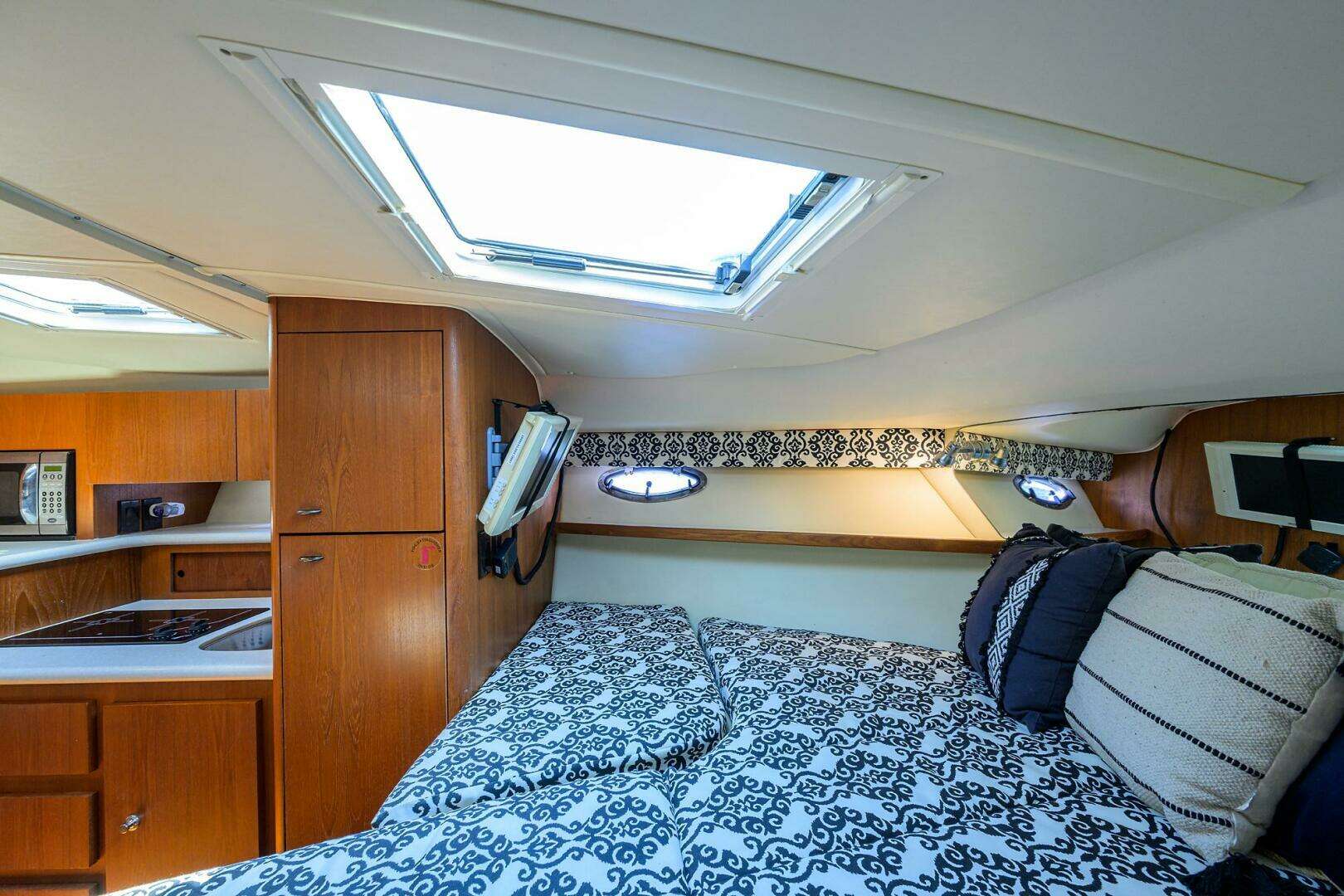 2002 Tiara Yachts 3100 LE - Image 11