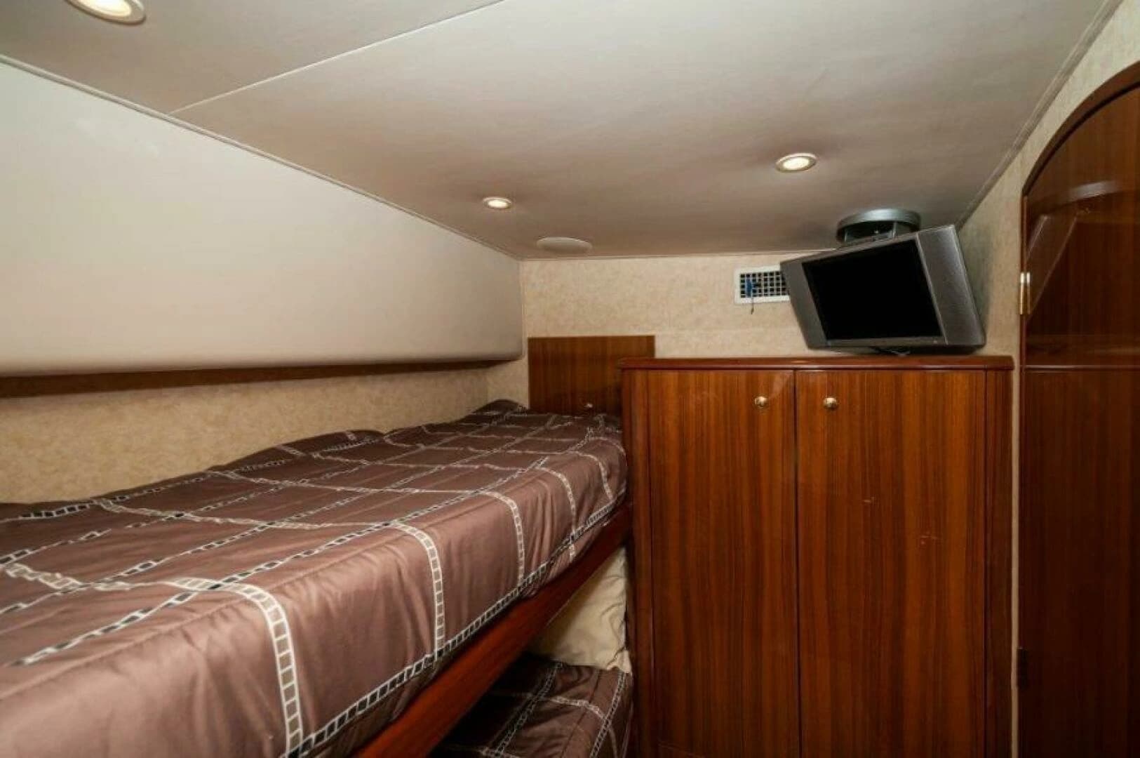 2006 Viking 45 Convertible - Image 16