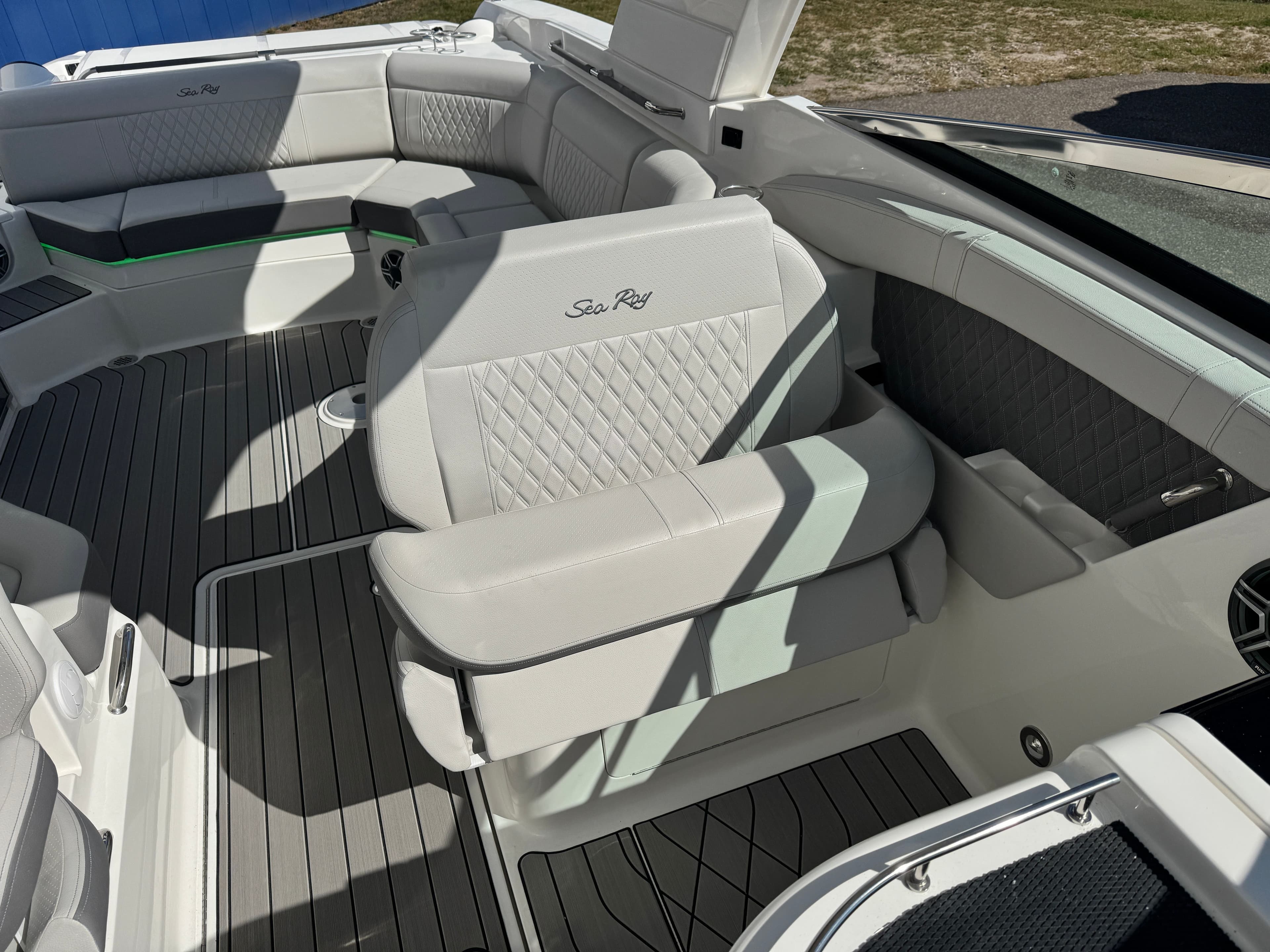 2026 Sea Ray SLX 350 - 29