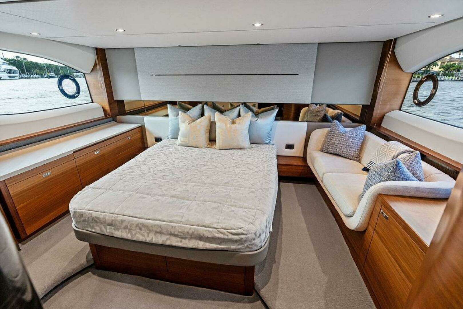 2021 Princess V55 - Image 31