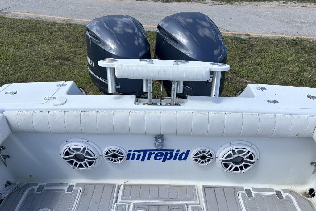 2000 Intrepid 322 Cuddy boat with Yamaha engines and marine speakers.