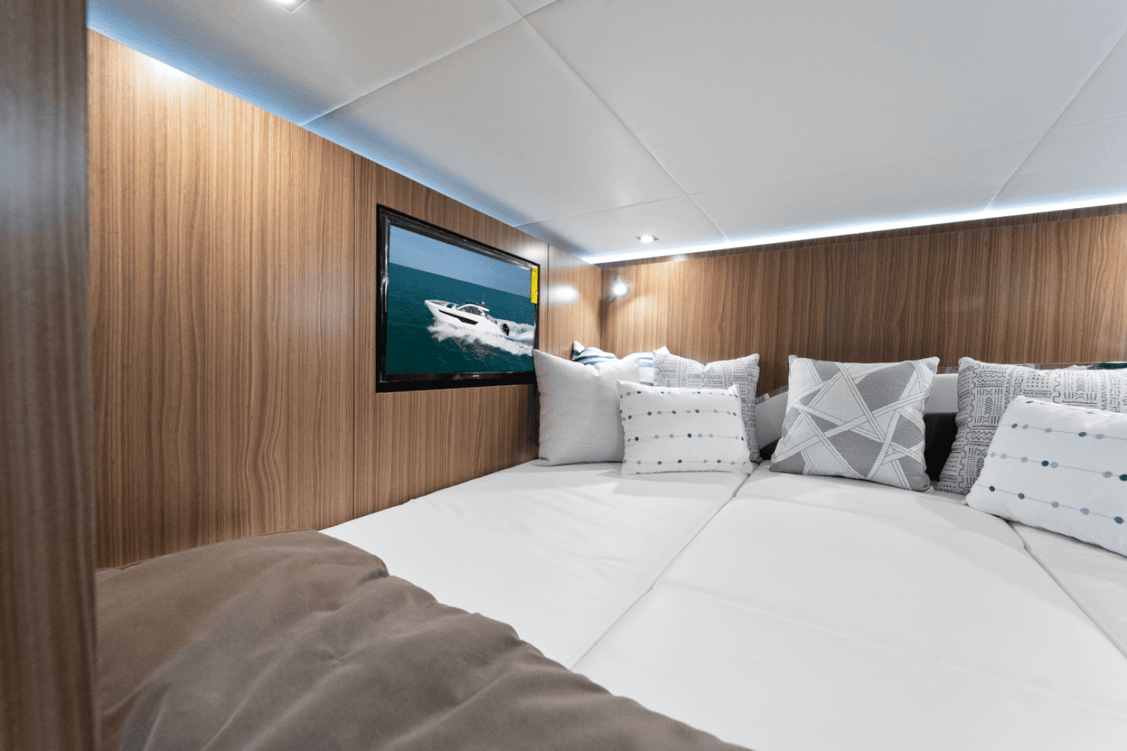 2026 Cruisers Yachts 50GLS OB - Image 31