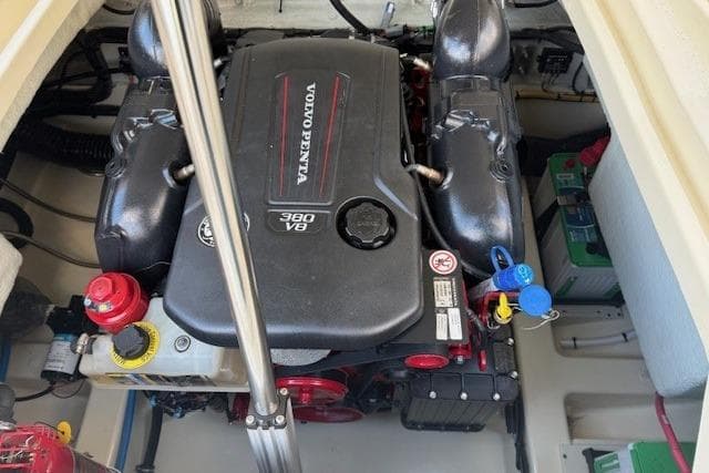 2022 Chris-Craft Launch 25 GT engine compartment with Volvo Penta V8 380 engine.