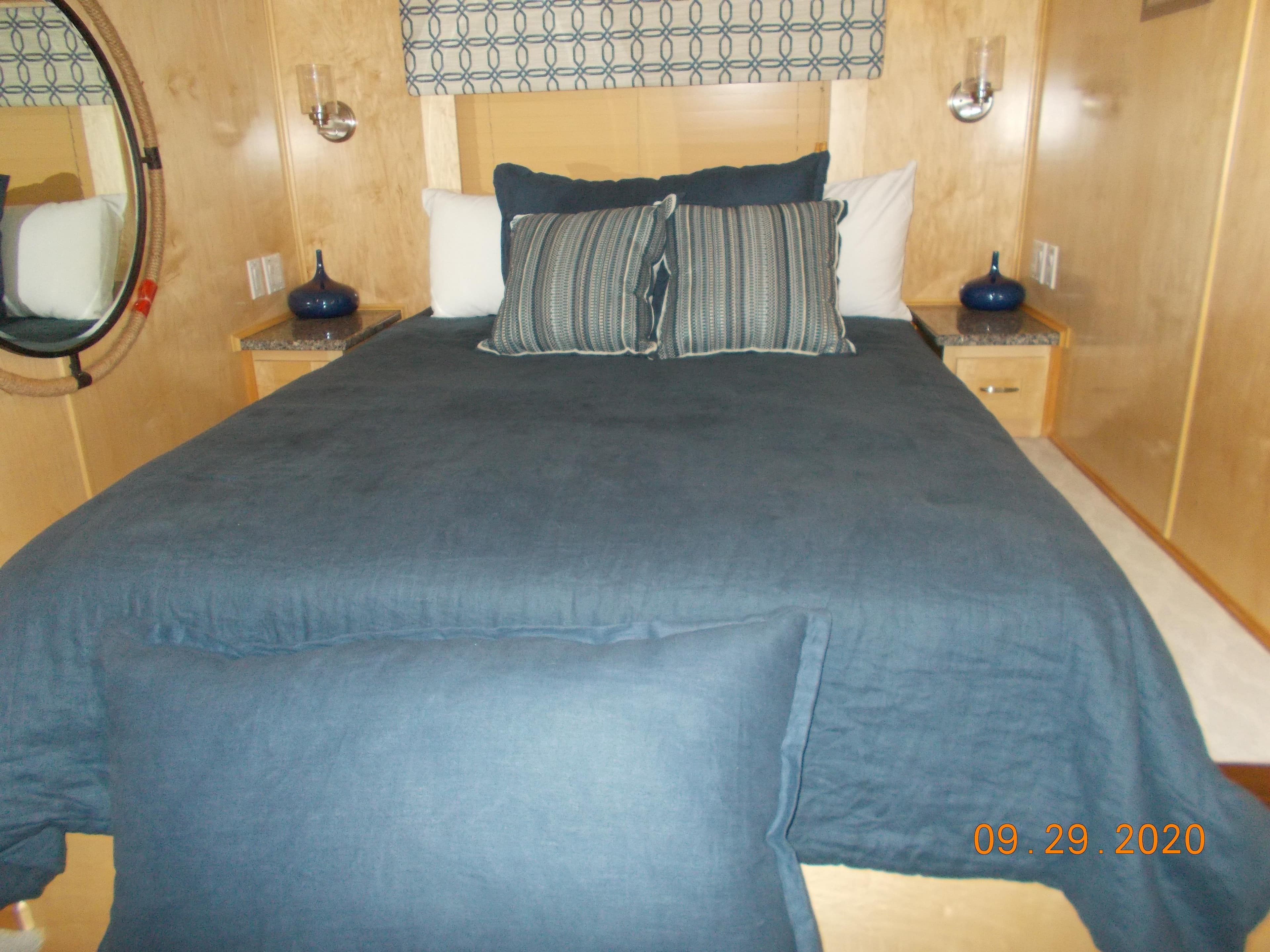 Cozy bedroom in 2020 Sumerset Antelope Escape Share #4 houseboat.