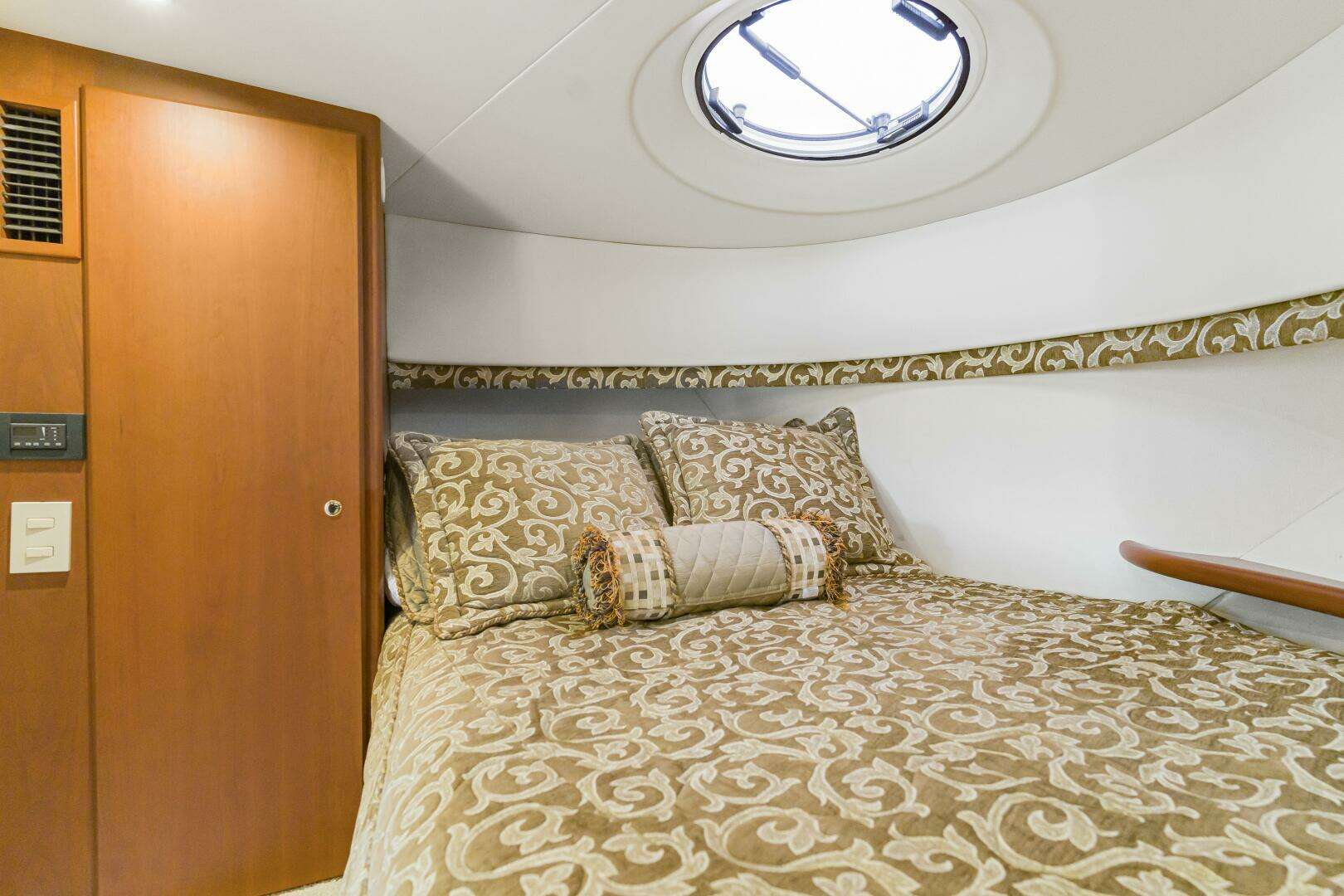 2005 Silverton 34 Convertible - Image 8