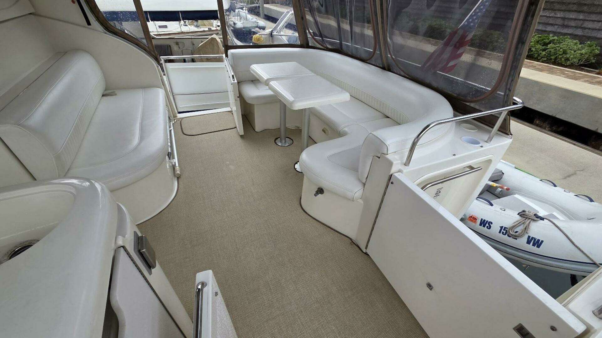 2000 Cruisers Yachts 4450 Express Motor Yacht - Image 14