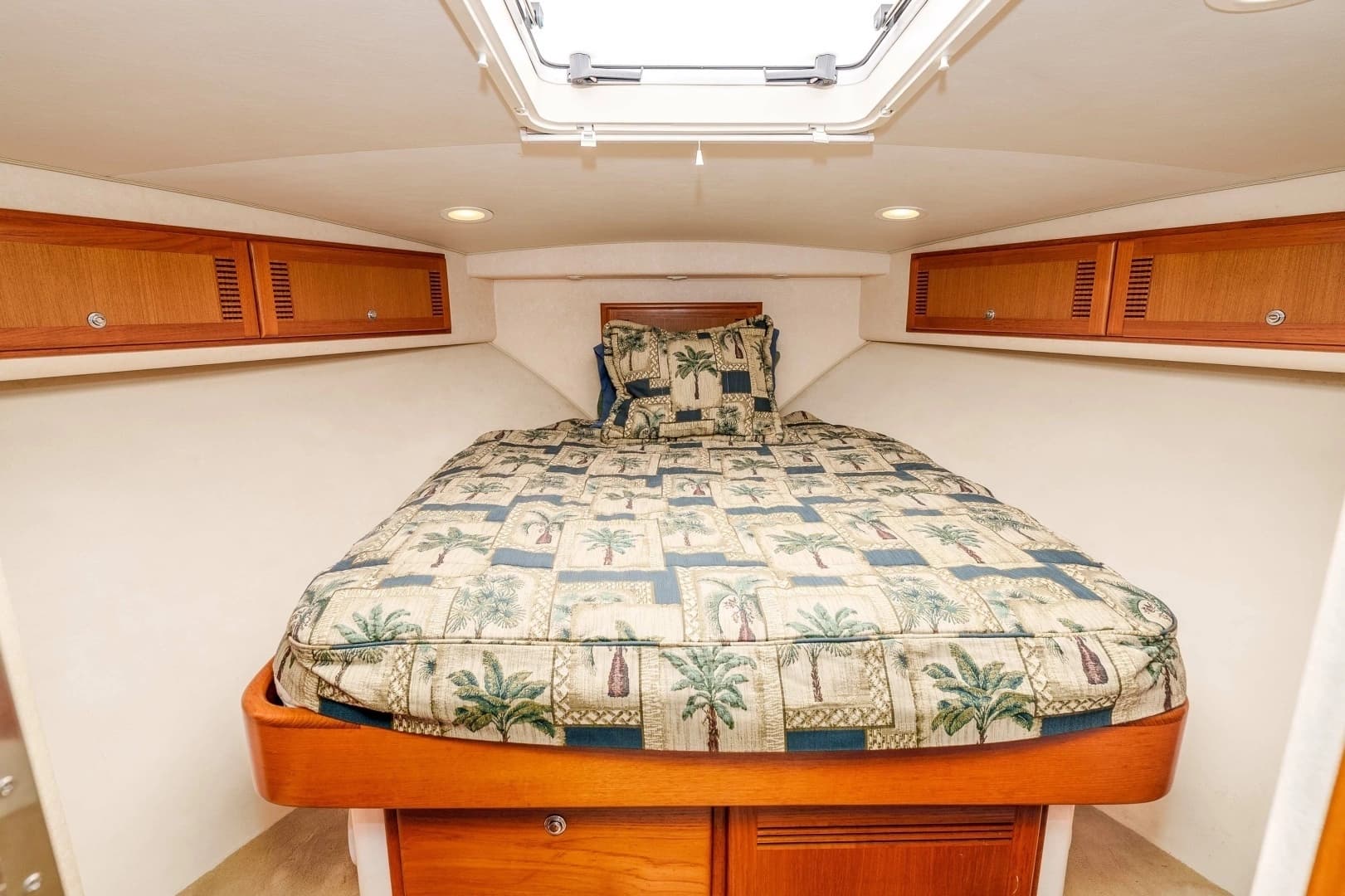 2005 Cabo 40 Express - Image 8