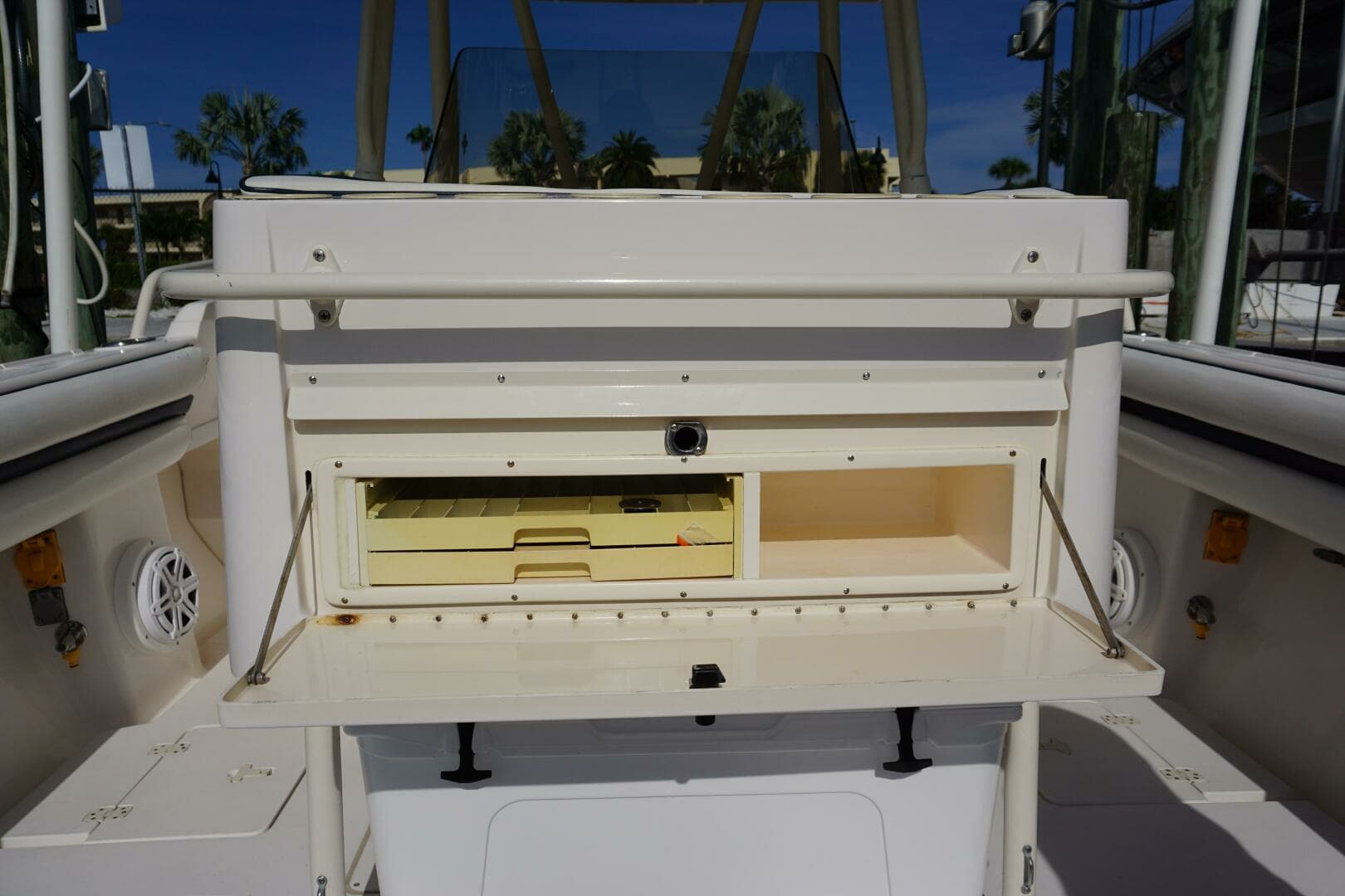 2008 Intrepid 323 - Image 18