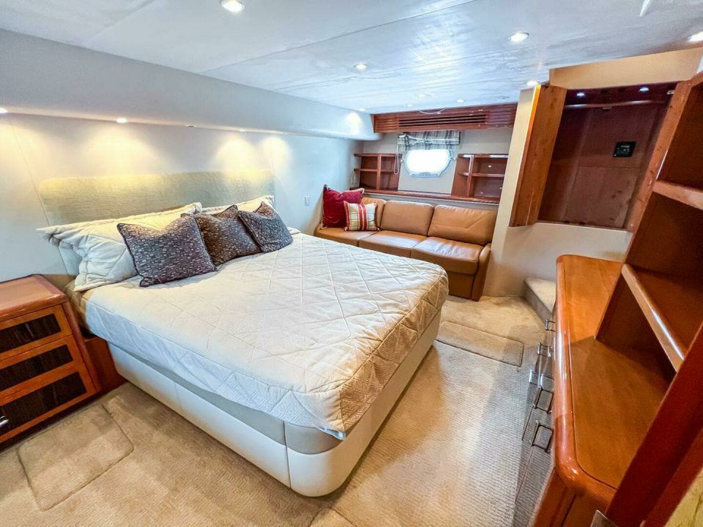 2007 Hatteras 68 Convertible - Image 9