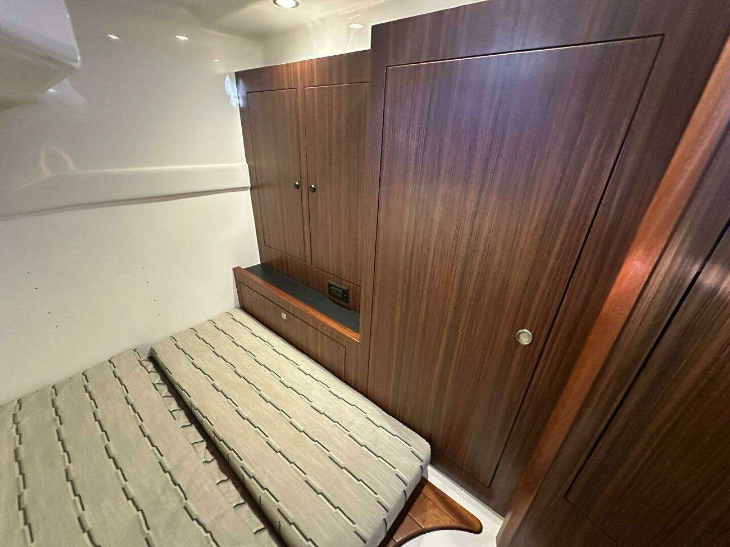 2020 Pursuit 355 OS - Image 28