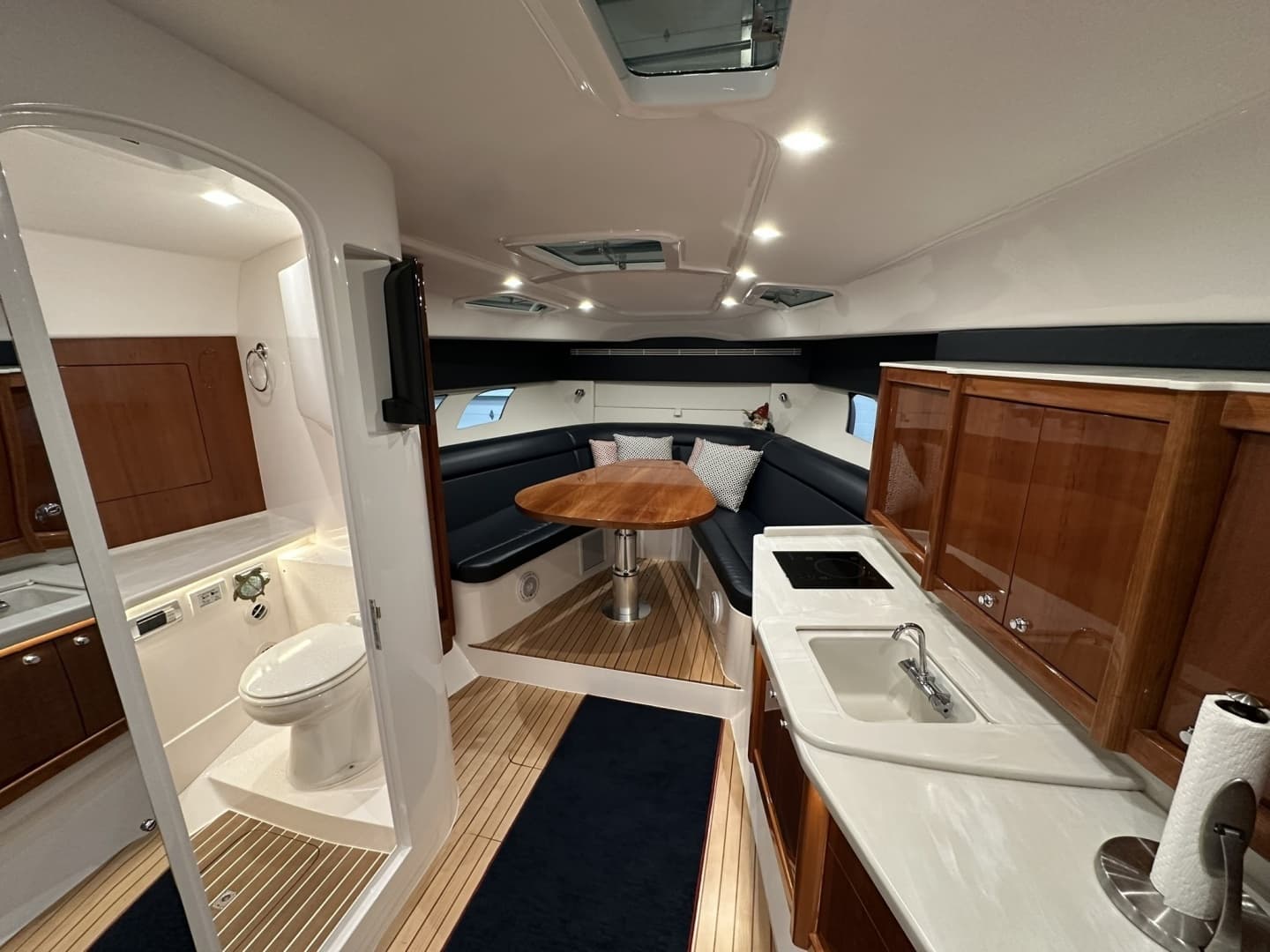 2020 Intrepid 475 Sport Yacht - Image 12