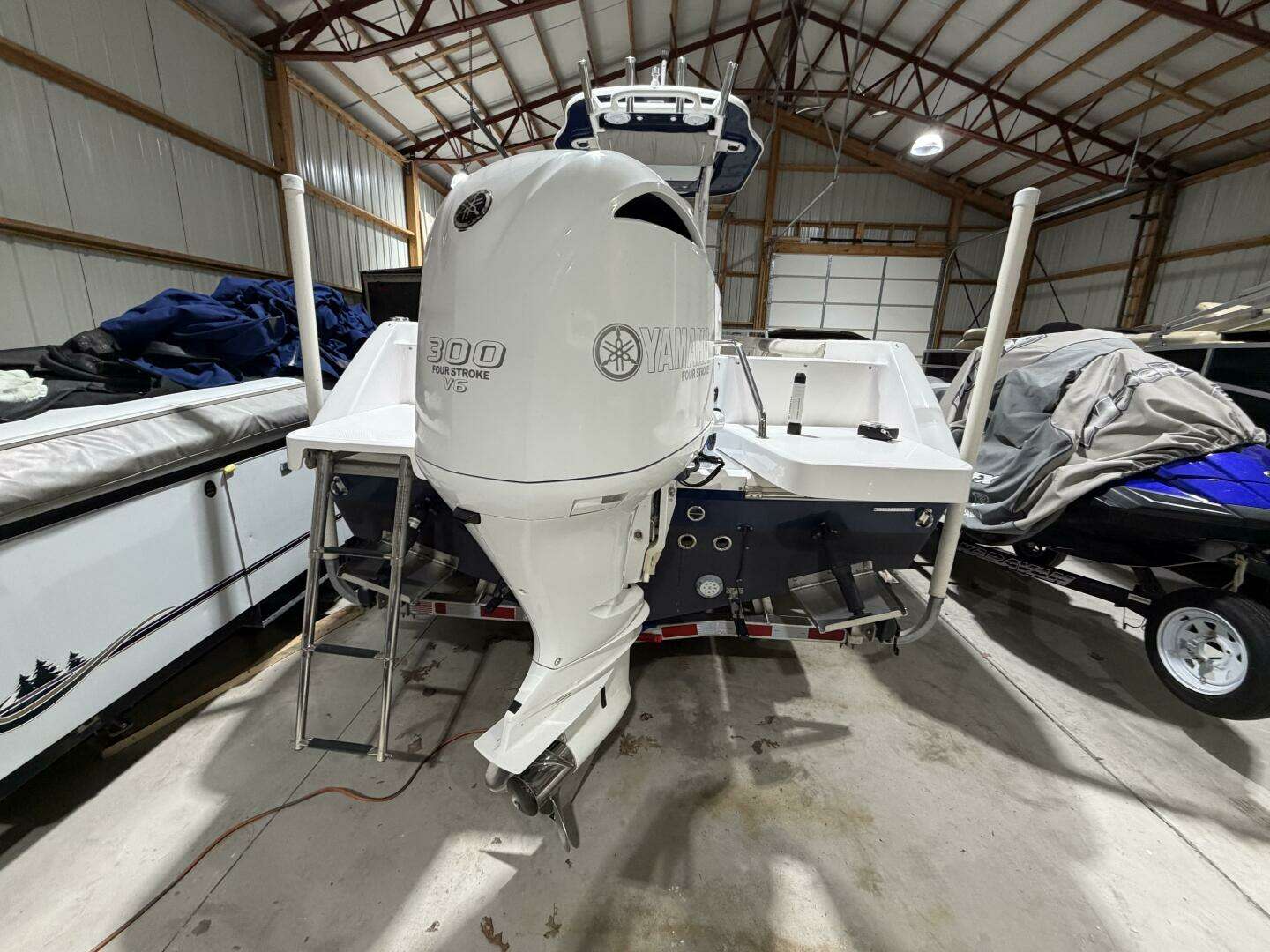 2016 Everglades 230 Center Console - Image 4