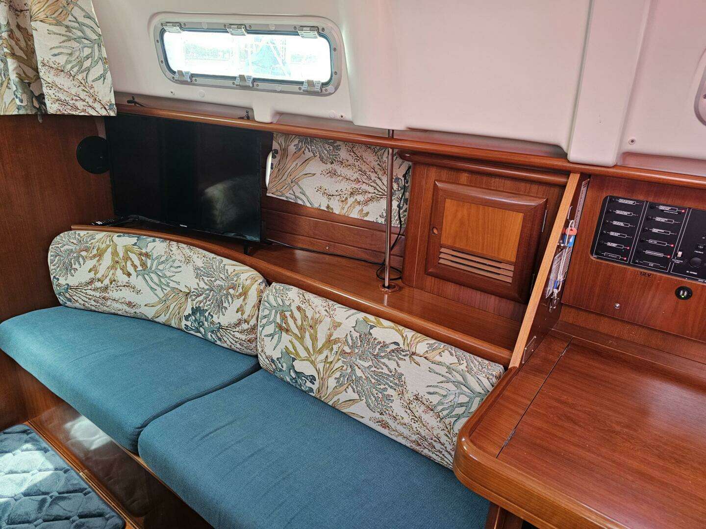 2000 Beneteau 36 Center Cockpit - Image 22