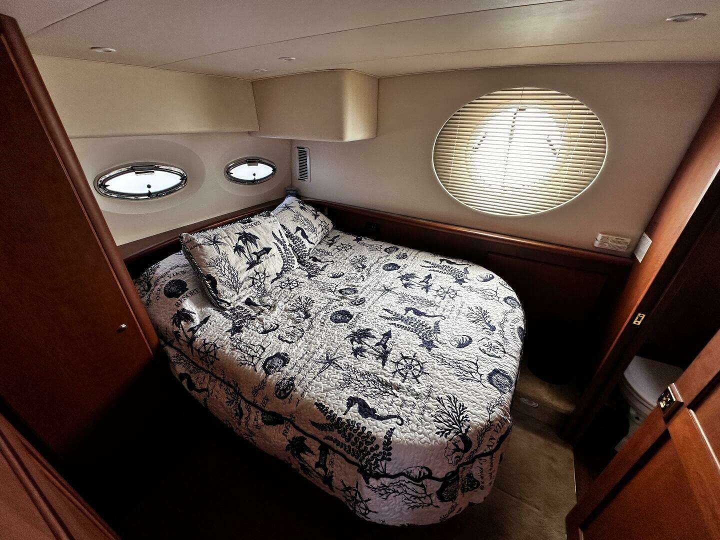 2005 Silverton 35 Motor Yacht - Image 32