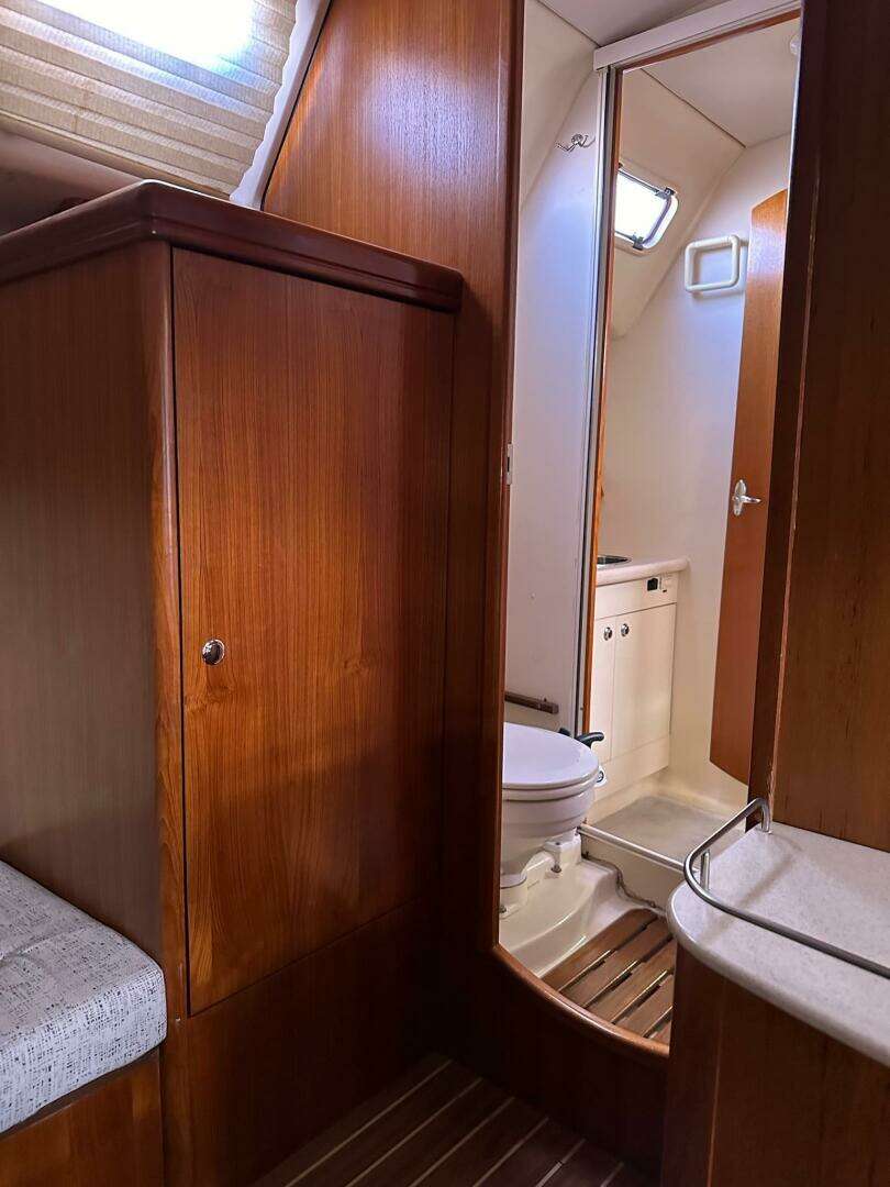 2005 Hunter 38 - Image 35