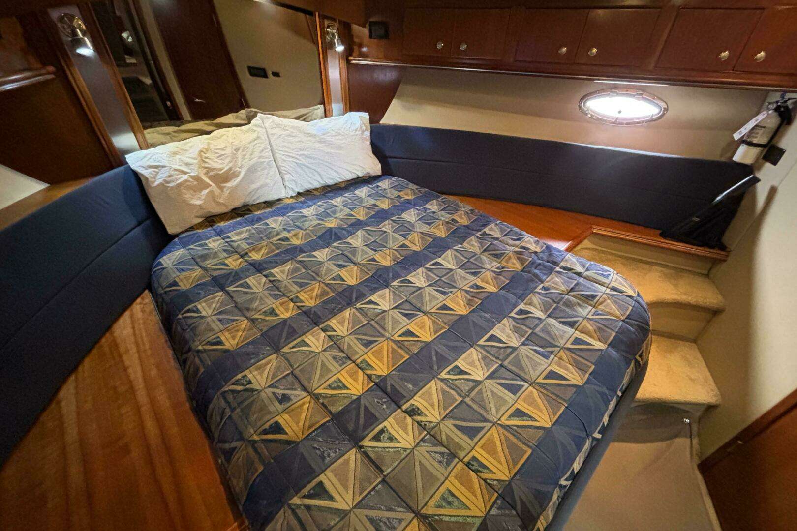 2005 Cruisers Yachts 455 Express Motor Yacht - Image 18