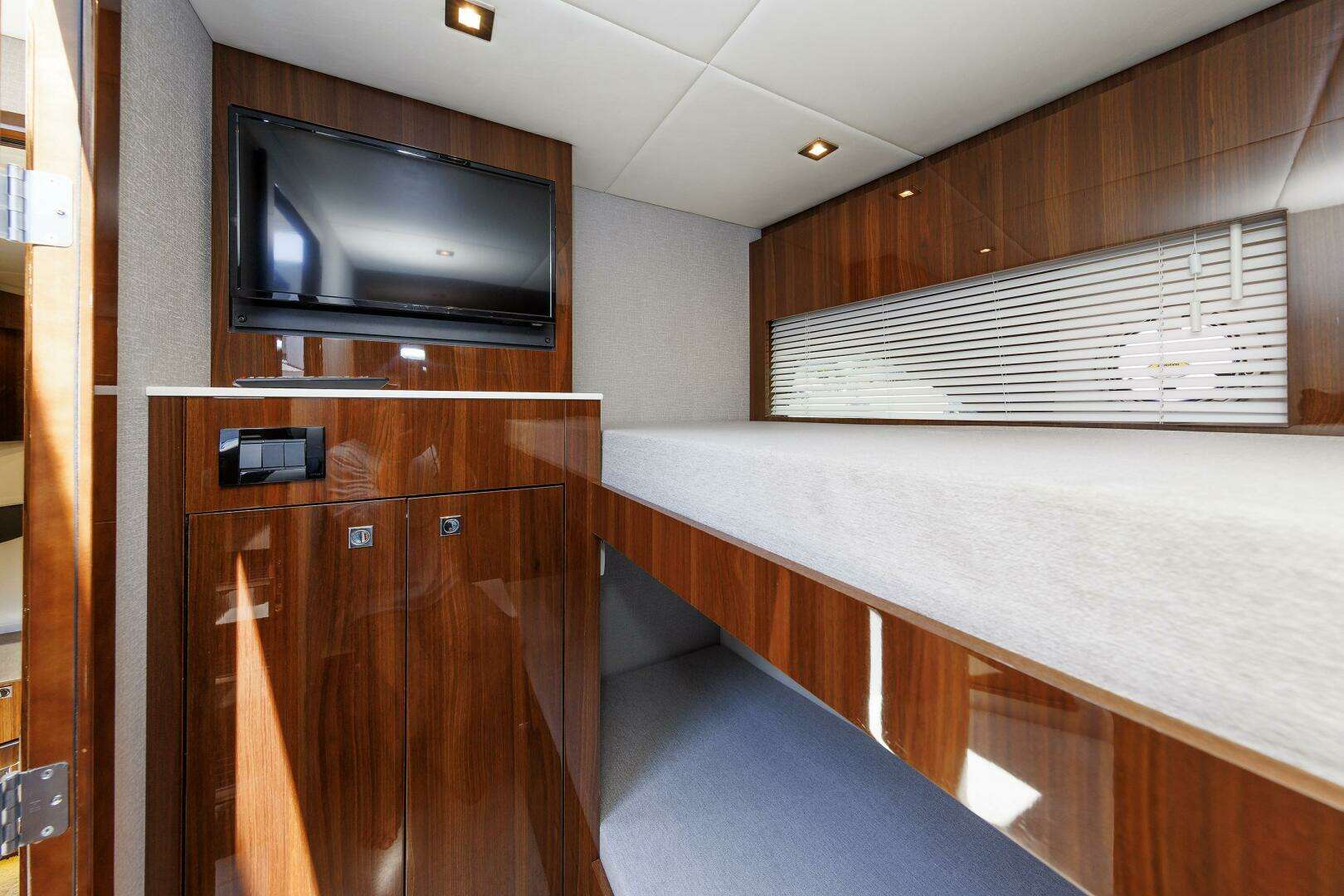 2021 Cruisers Yachts — - Image 38