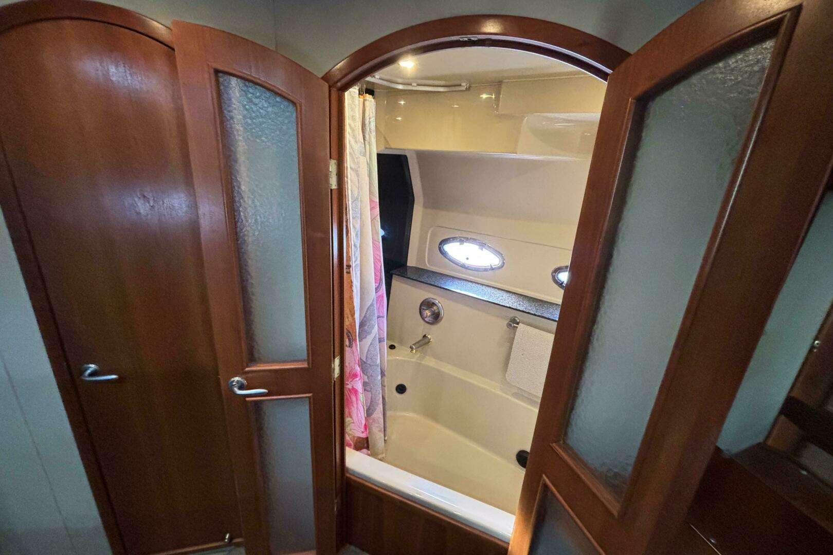 2005 Cruisers Yachts 455 Express Motor Yacht - Image 28