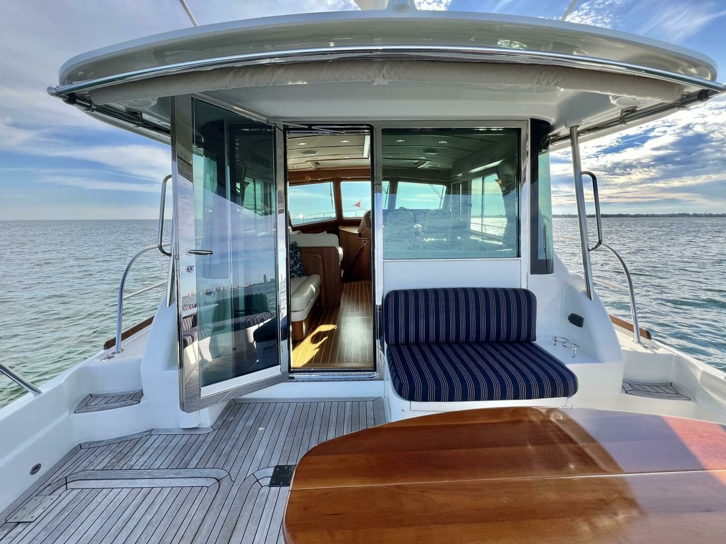 2017 Sabre 48 Salon Express - Image 10