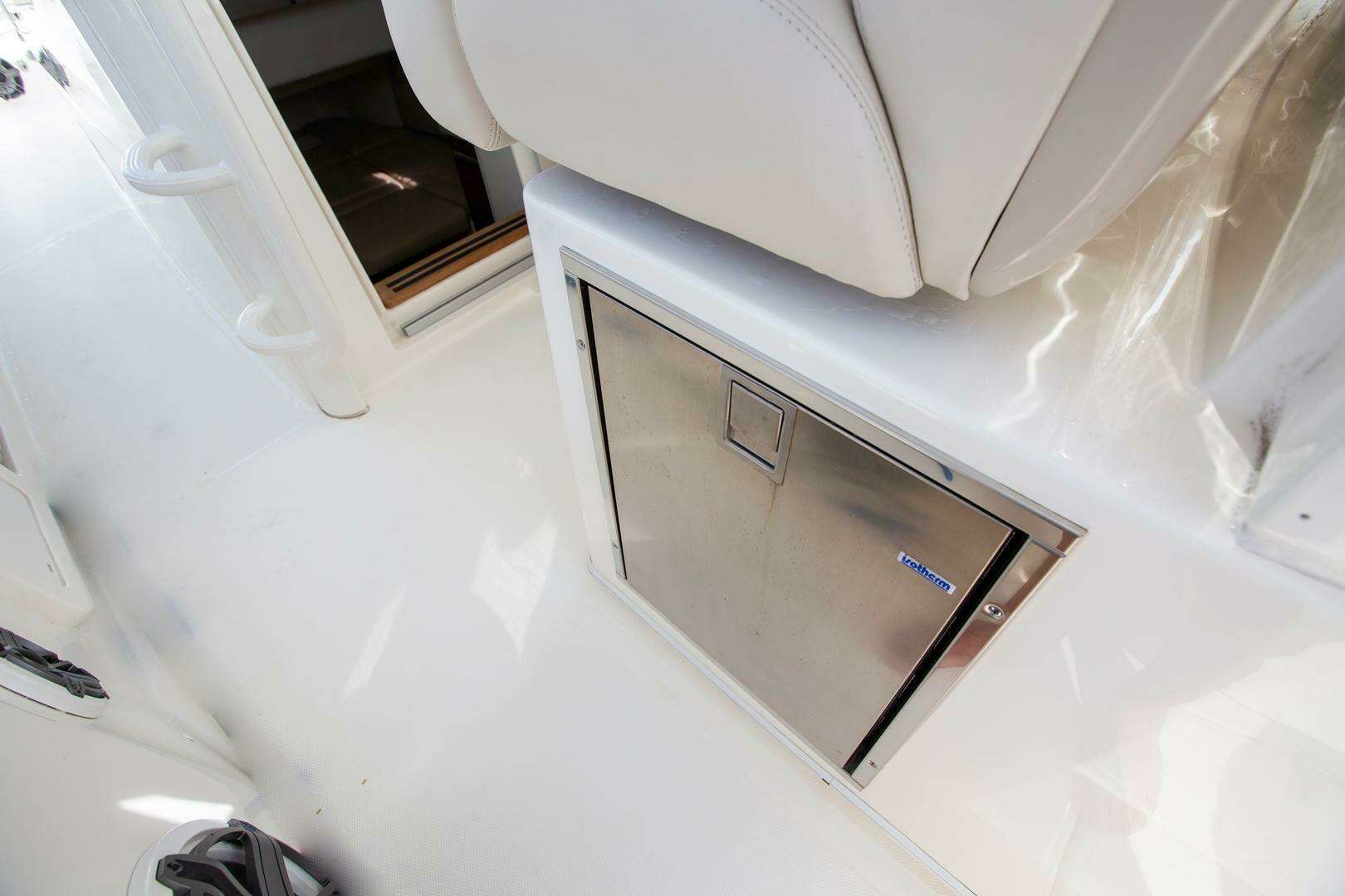 2023 Boston Whaler 380 Outrage - Image 8