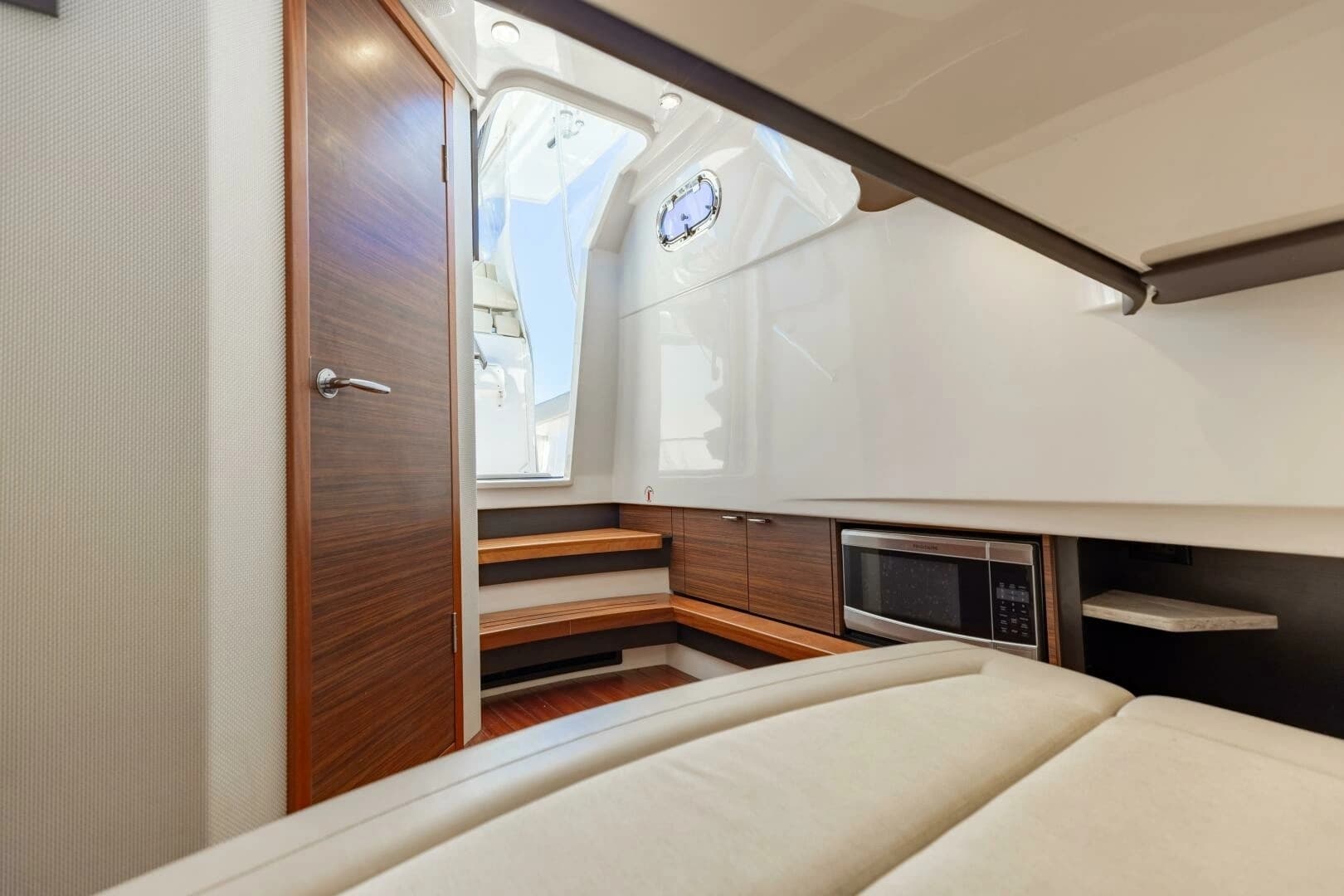 2019 Pursuit S 368 - Image 7