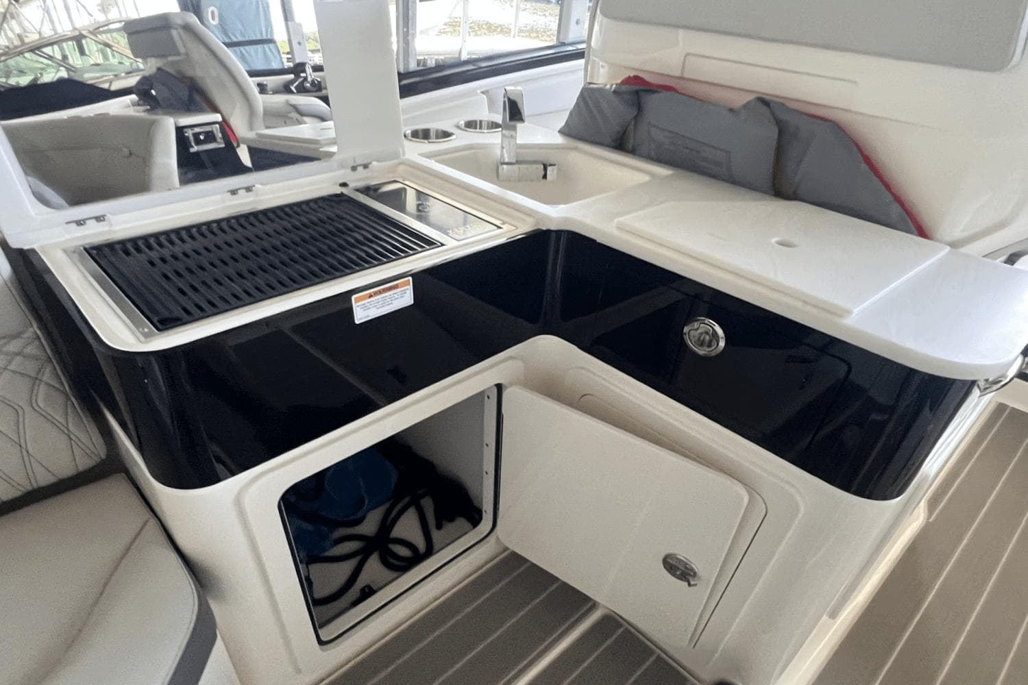 2024 Sea Ray 370 DA - 12