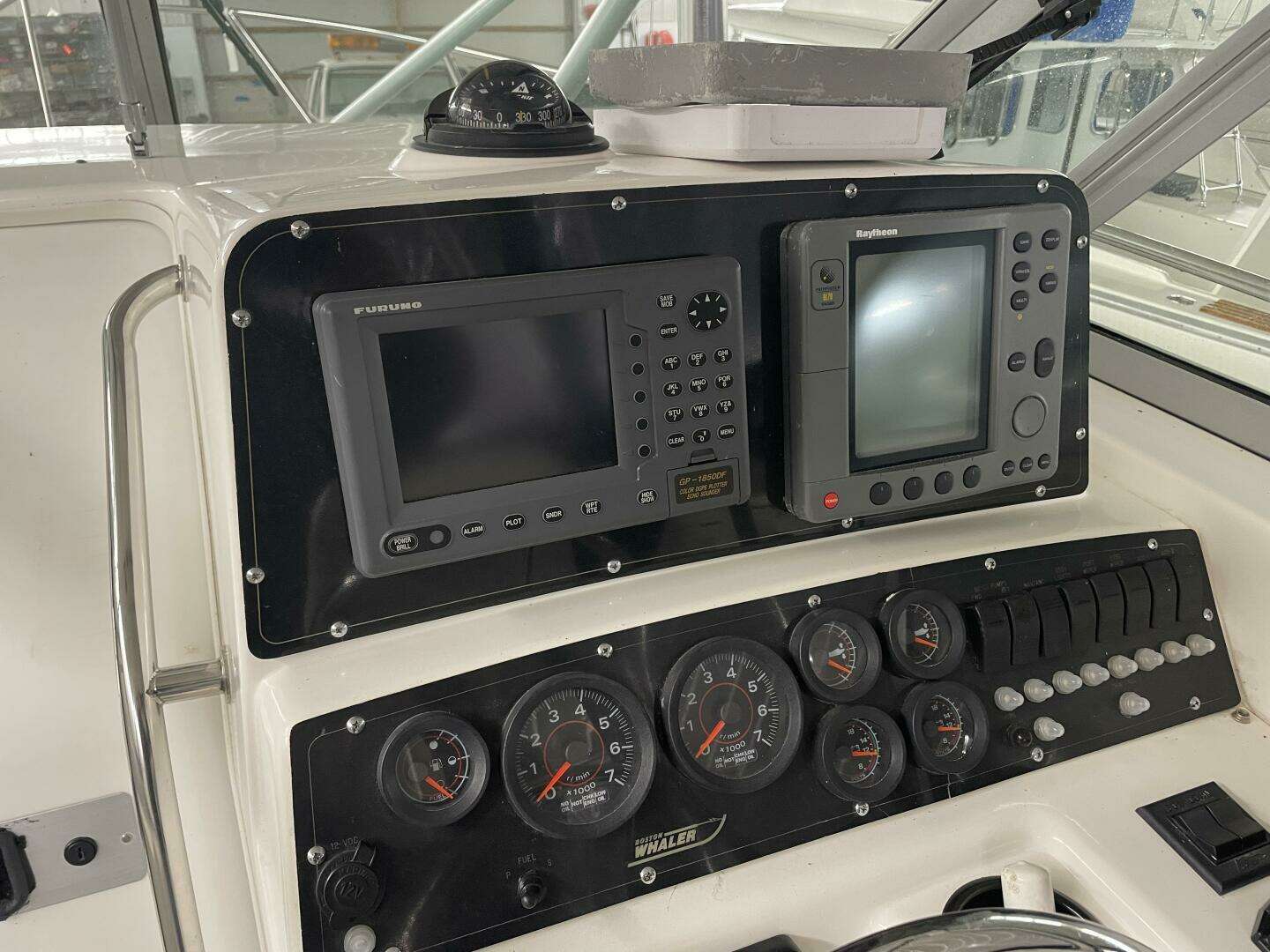 2000 Boston Whaler 280 Conquest - Image 10