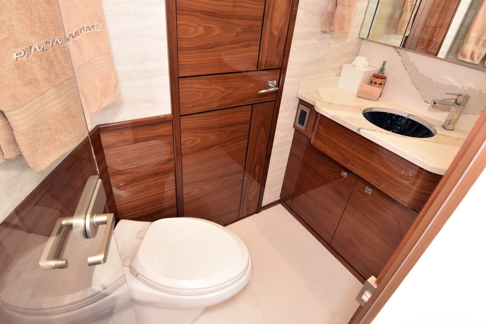 2024 Viking 90 Skybridge - Image 21