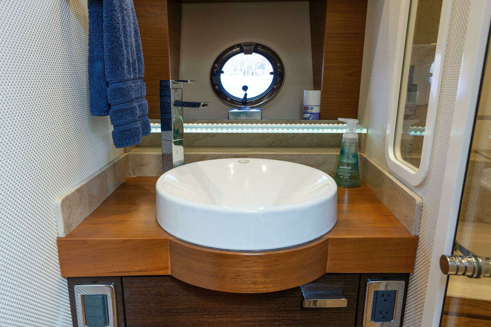 2015 Tiara Yachts 44 Coupe - Image 28