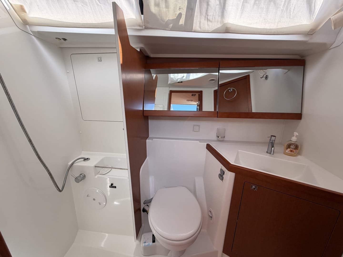 2016 Beneteau 48 - Image 28