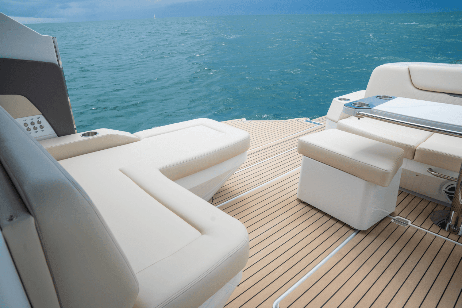 2026 Cruisers Yachts 50GLS OB - Image 24
