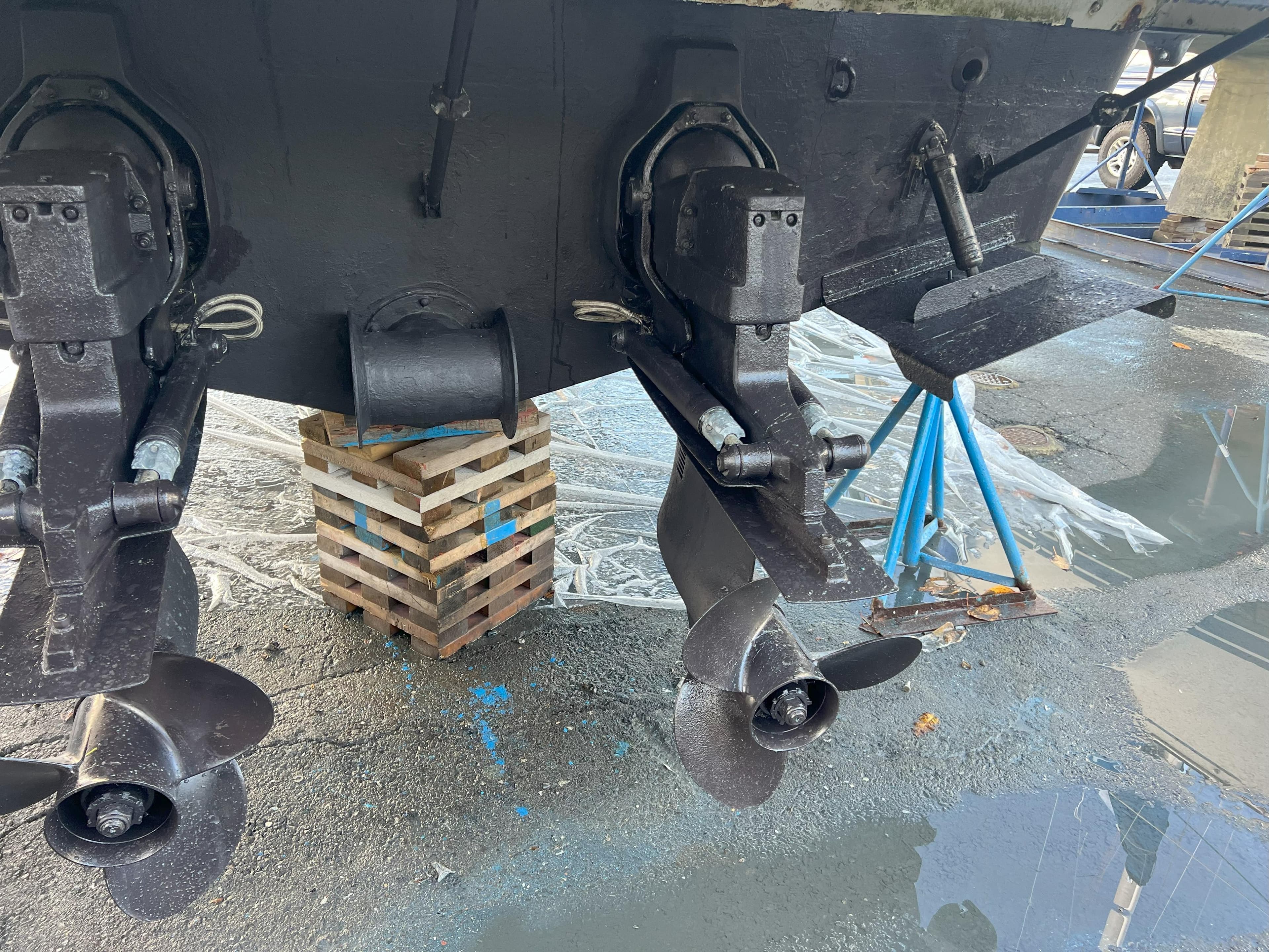 2001 Bayliner Ciera 3258 Command Bridge propellers and stern view in dry dock.