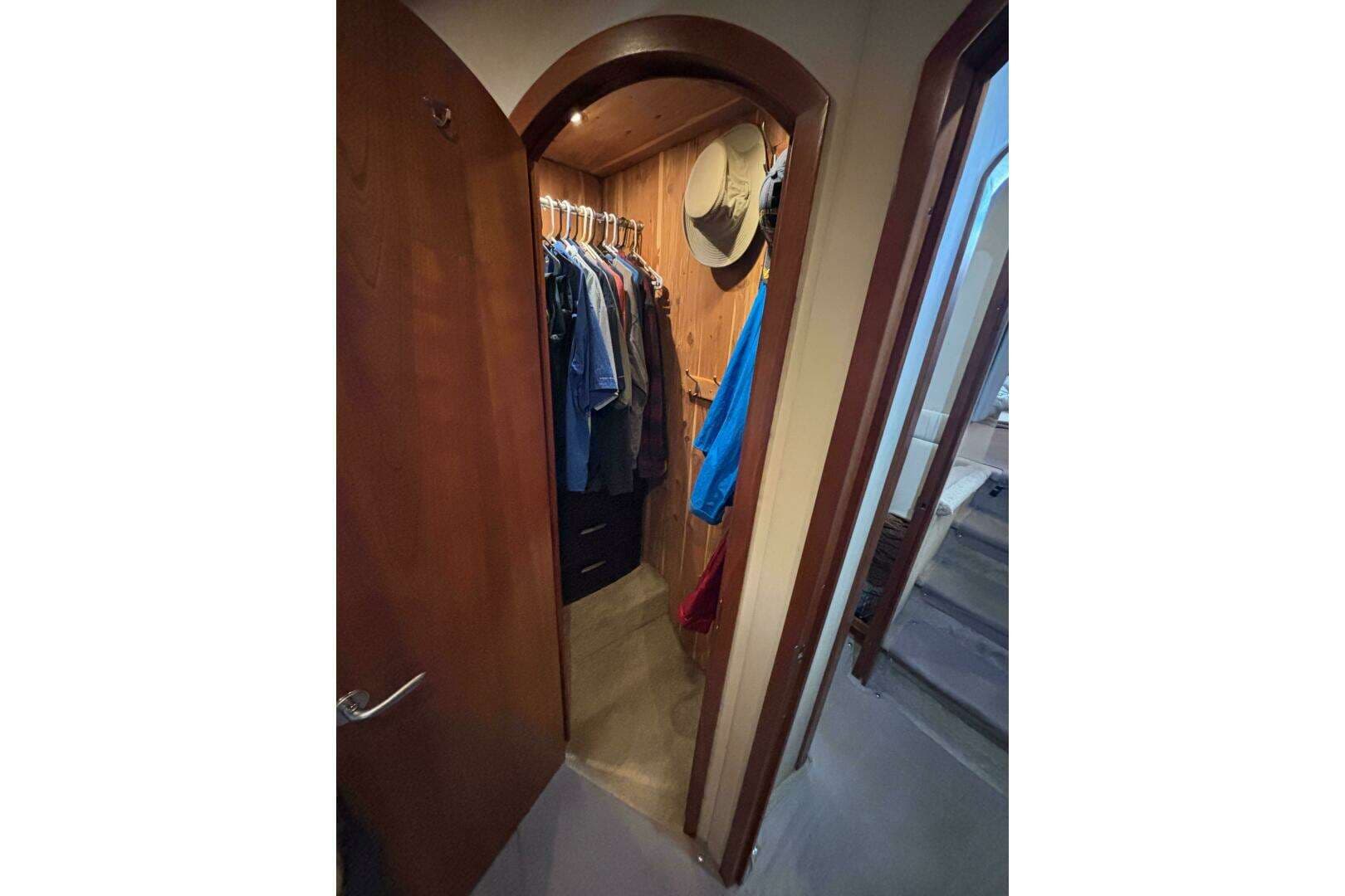 2005 Cruisers Yachts 455 Express Motor Yacht - Image 19